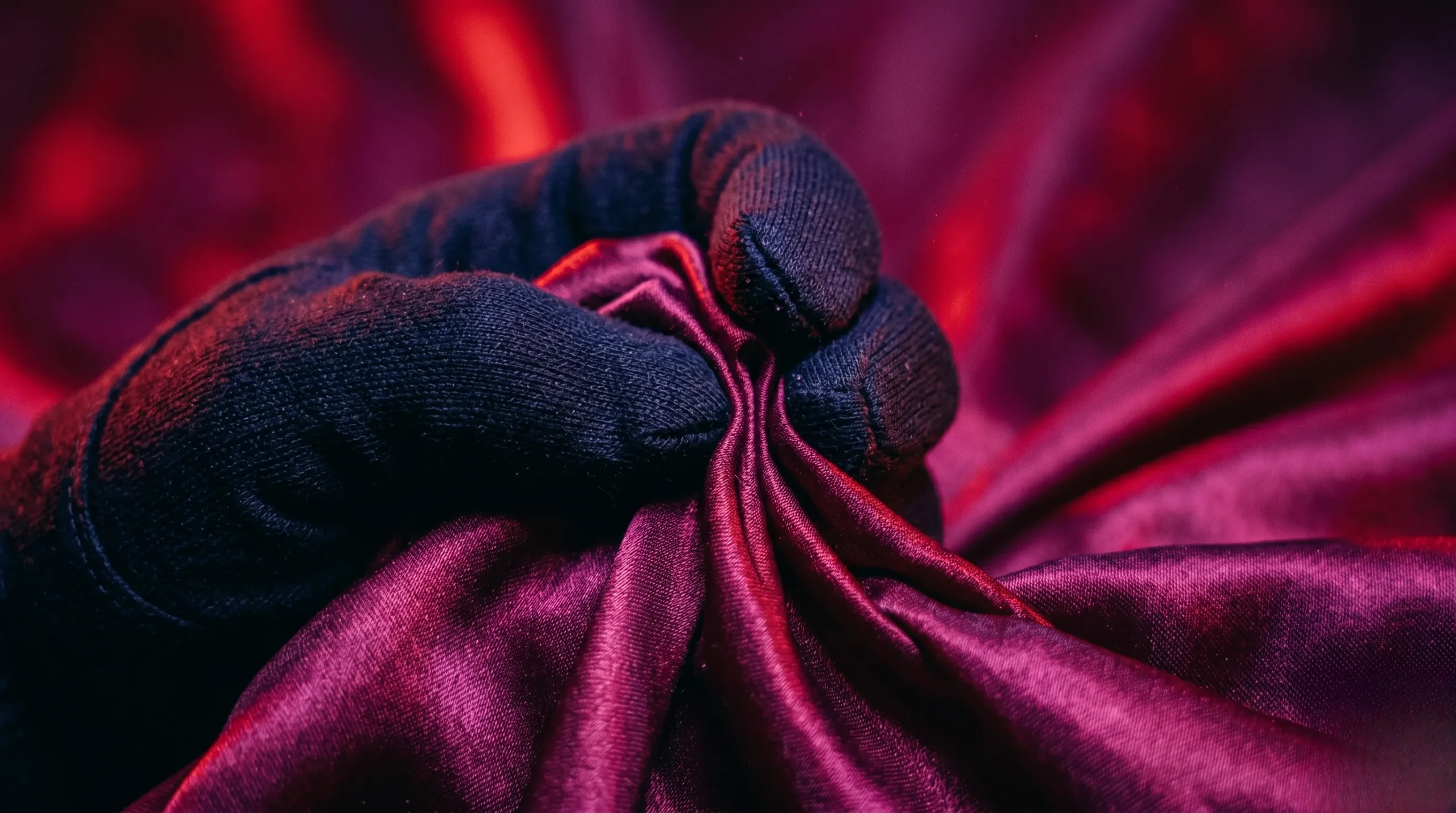 Elle se masturbe en cachette : 1 histoire vraie de Claire 2 Gros plan sensuel sur une main crispée dans de la soie Elle se masturbe en cachette