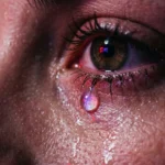 Attachement anxieux : le guide secret 2 Gros plan saisissant d'une émotion profonde sous néons