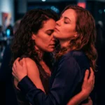 Sexe entre femmes : guide secret 2026 7 Couple de femmes dans une étreinte sensuelle sous néons