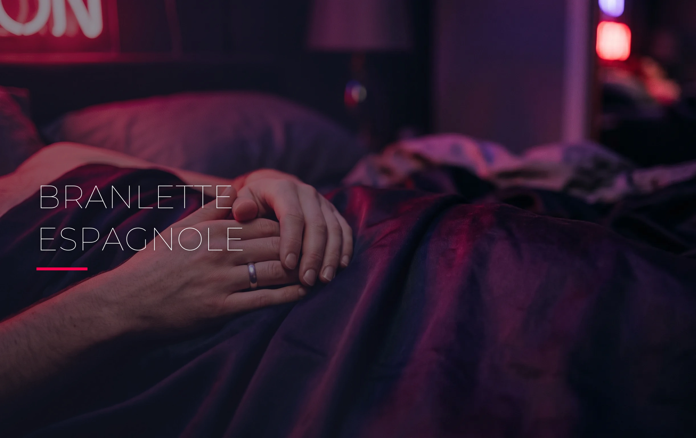 Deux mains enlacées avec tendresse sur un tissu de soie sombre dans une ambiance sensuelle rouge cerise