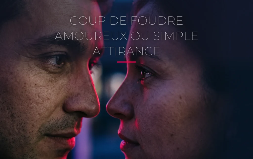 Un regard intense capté dans la pénombre avec un éclairage néon cerise et violet soulignant une tension amoureuse