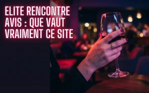Main tenant un verre dans une ambiance de néon cerise pour illustrer notre avis sur Elite Rencontre