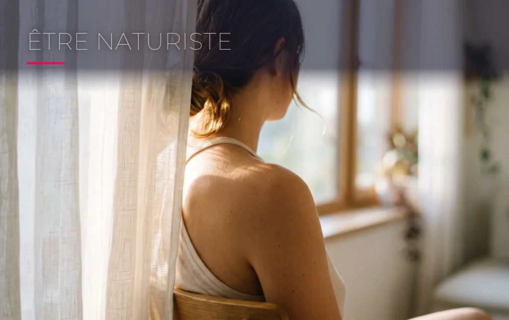 La lumière douce du soleil filtrant à travers un voilage blanc sur une peau nue baignée de chaleur