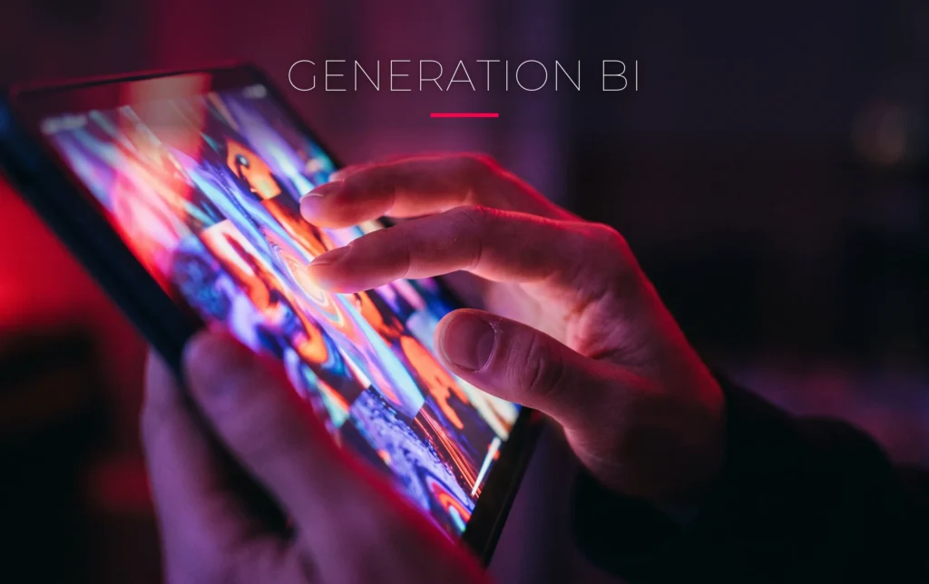 Des doigts faisant défiler des profils sur une tablette lumineuse dans une ambiance nocturne rouge cerise