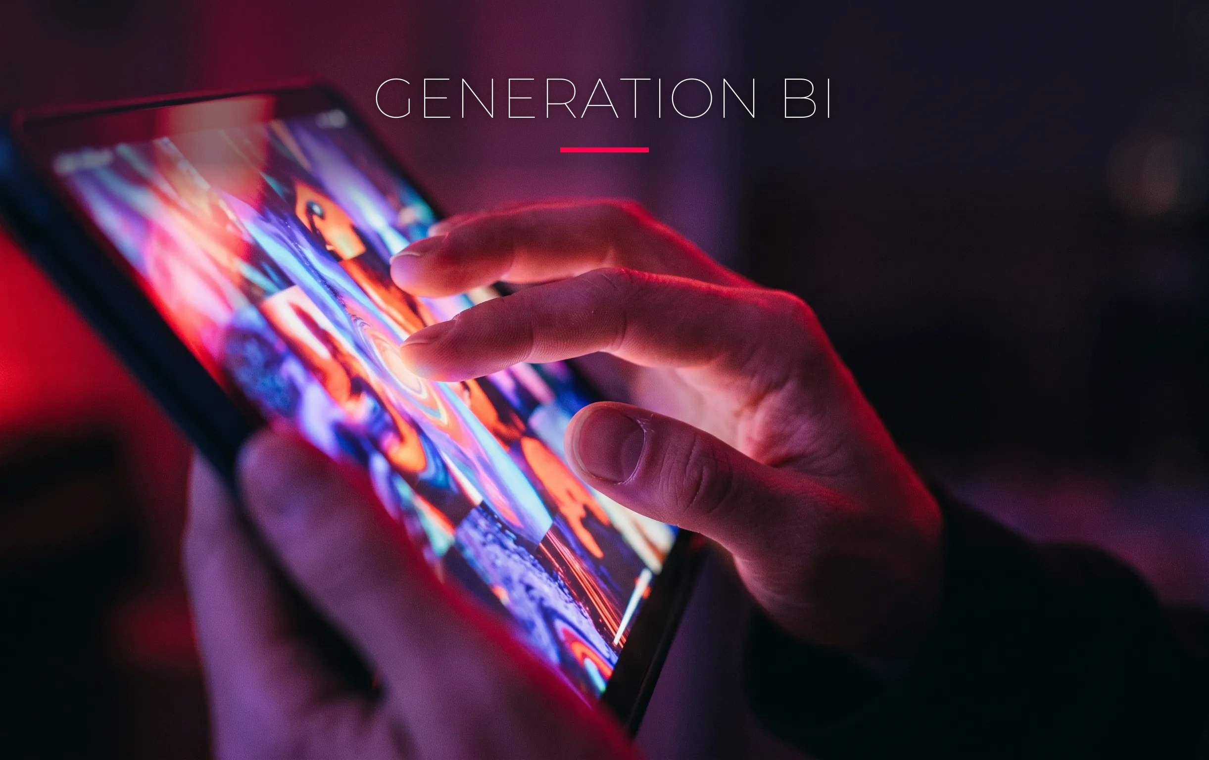 Des doigts faisant défiler des profils sur une tablette lumineuse dans une ambiance nocturne rouge cerise