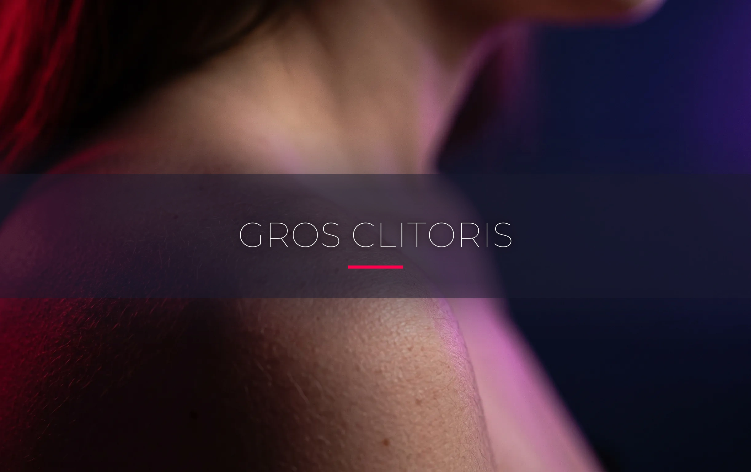 Gros plan macro sur des textures de peau douces sous un éclairage néon cerise et violet