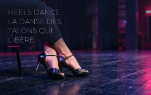 Des escarpins élégants posés sur un sol de studio éclairé par des néons rouge cerise et violet