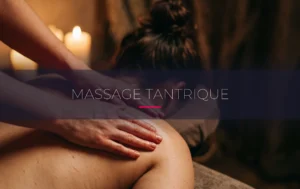 Des mains huilées glissant sur une peau nue à la lueur de bougies dans une ambiance ambrée