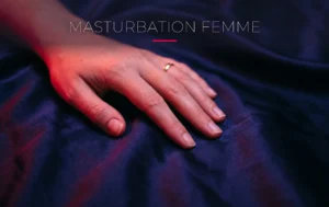 Des doigts posés délicatement sur des draps de soie sous une lumière néon cerise et violette