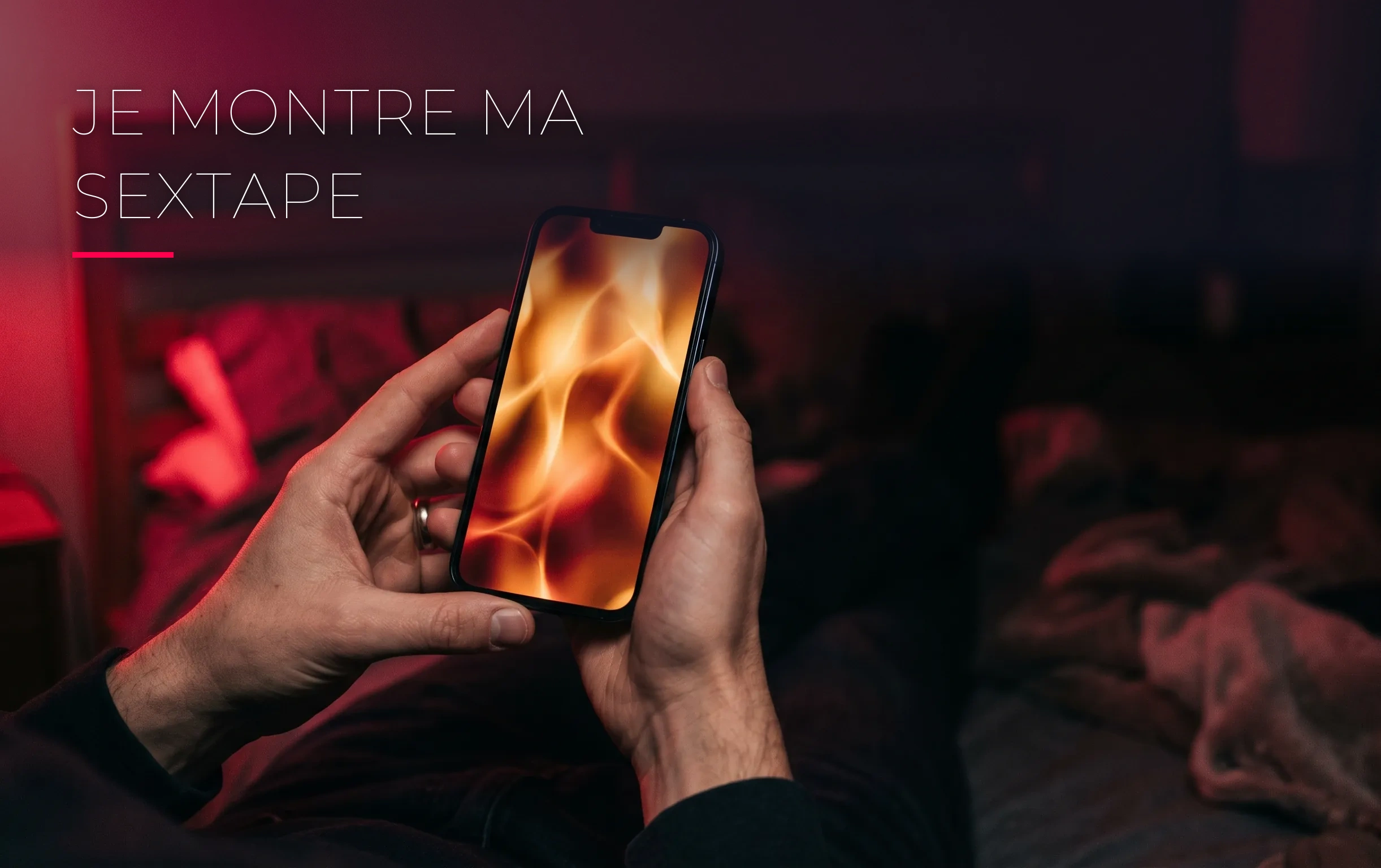 Un téléphone portable affichant une lueur chaleureuse tenu dans la pénombre d'une chambre aux tons rouge cerise