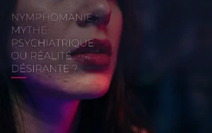 Gros plan sur des lèvres sensuelles éclairées par un néon rouge cerise intense sur fond sombre