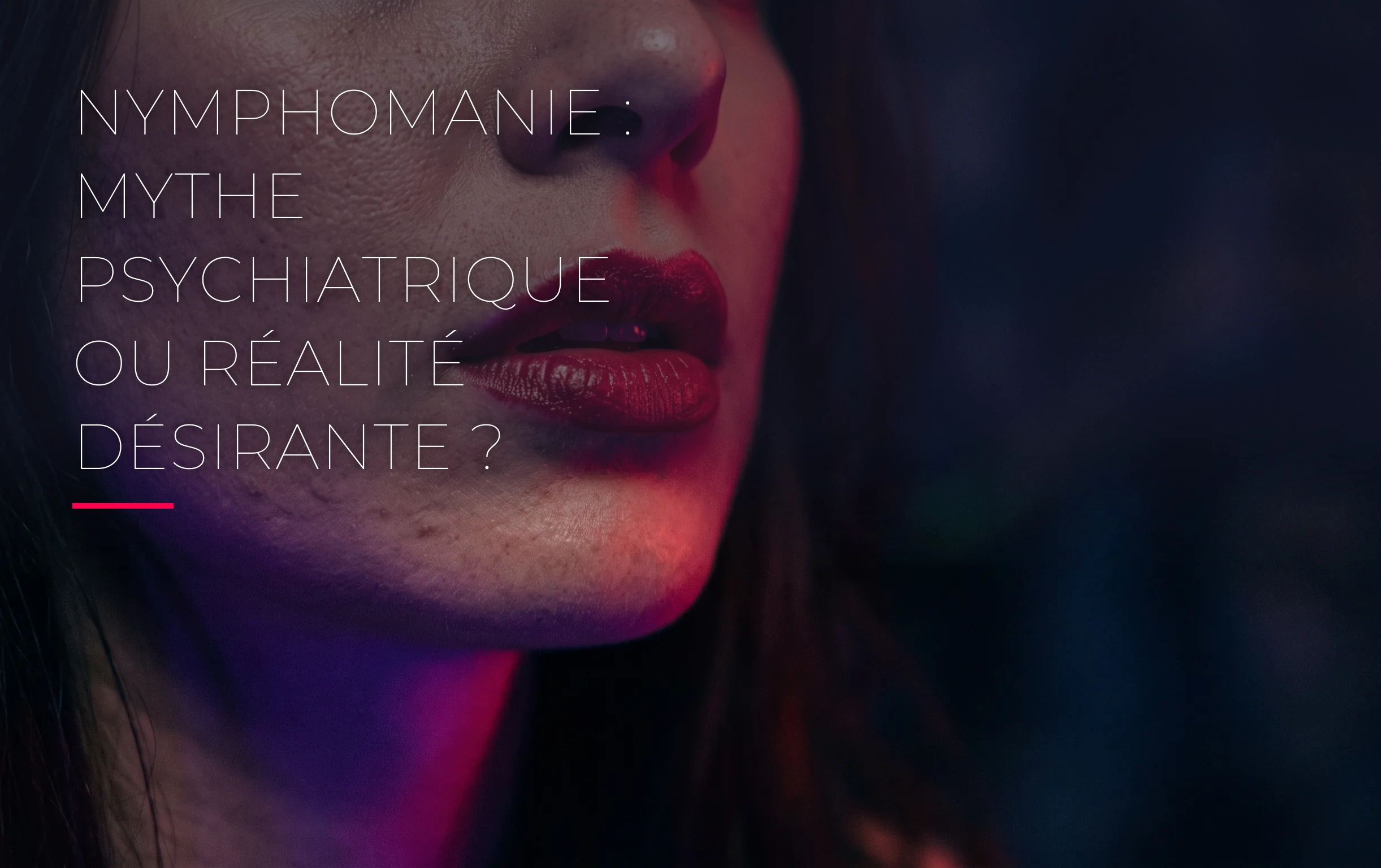 Gros plan sur des lèvres sensuelles éclairées par un néon rouge cerise intense sur fond sombre