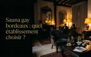 Un salon de détente luxueux baigné dans une lueur ambrée et des ombres profondes